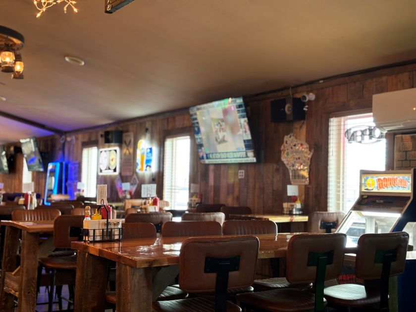Heartbreakers Bar & Grill Indoor Tables