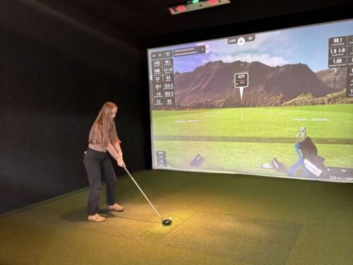 Girl golfing at Golf 365