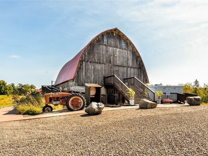 Rustic barn on Paraiso Acres